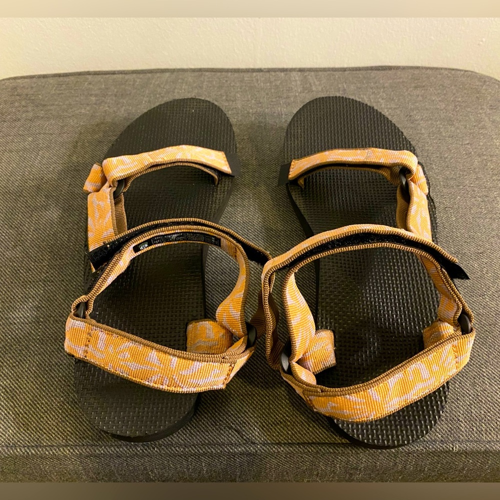 Teva Original Universal in the color Beach Floral Peach Bloom, size 8.